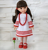 Вязаное белое платье для куклы Паола Рейна с бусами, 32 см